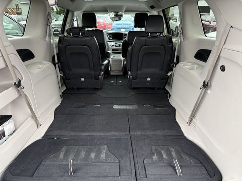 Used 2023 Chrysler Pacifica Touring-L FWD image 18