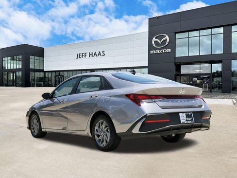 Used 2024 Hyundai Elantra SEL FWD image 2