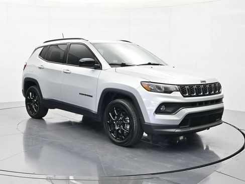 Used 2025 Jeep Compass Latitude w/ Altitude Special Edition AWD/4WD image 3