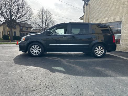 Used 2016 Chrysler Town & Country Touring w/ Driver Convenience Group image 2