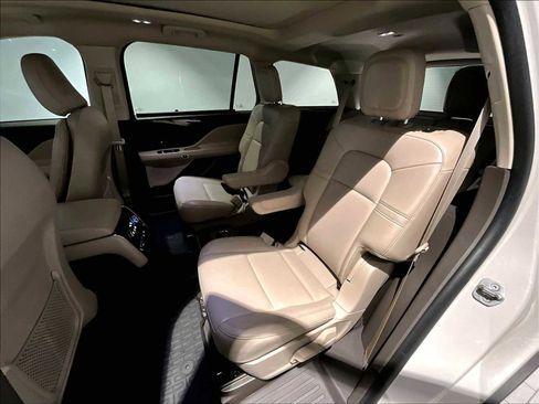 Used 2023 Lincoln Aviator AWD w/ Premium Package image 31