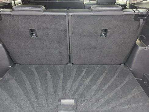 Certified 2025 Volkswagen Atlas SE image 33