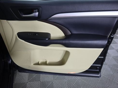 Used 2018 Toyota Highlander XLE image 26
