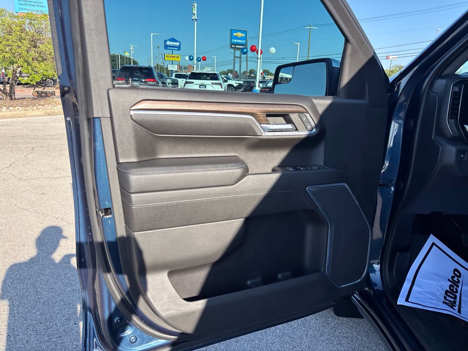 Used 2022 Chevrolet Silverado 1500 LT w/ Leather Package AWD/4WD image 7
