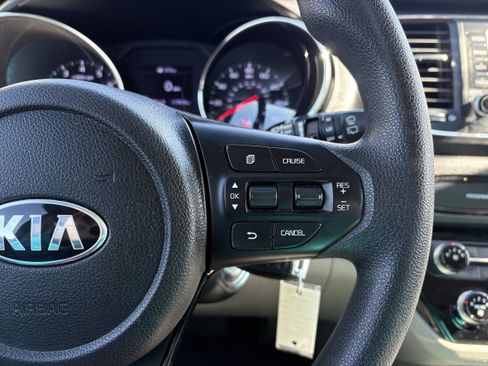 Used 2019 Kia Sedona L image 16