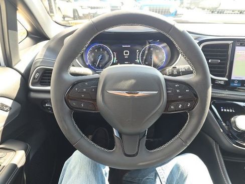 Used 2025 Chrysler Pacifica Limited w/ Trailer Tow Group image 16