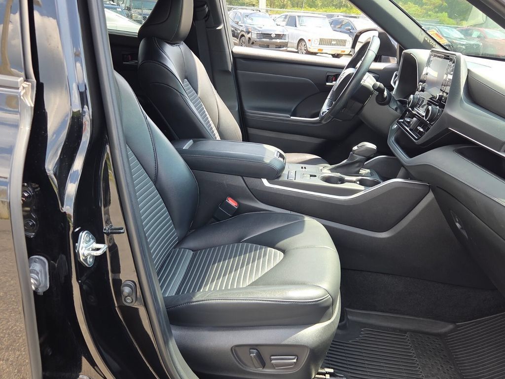 Used 2022 Toyota Highlander XSE FWD image 15
