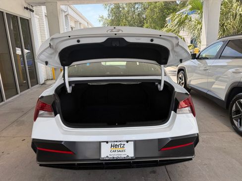 Used 2025 Hyundai Elantra SEL FWD image 31