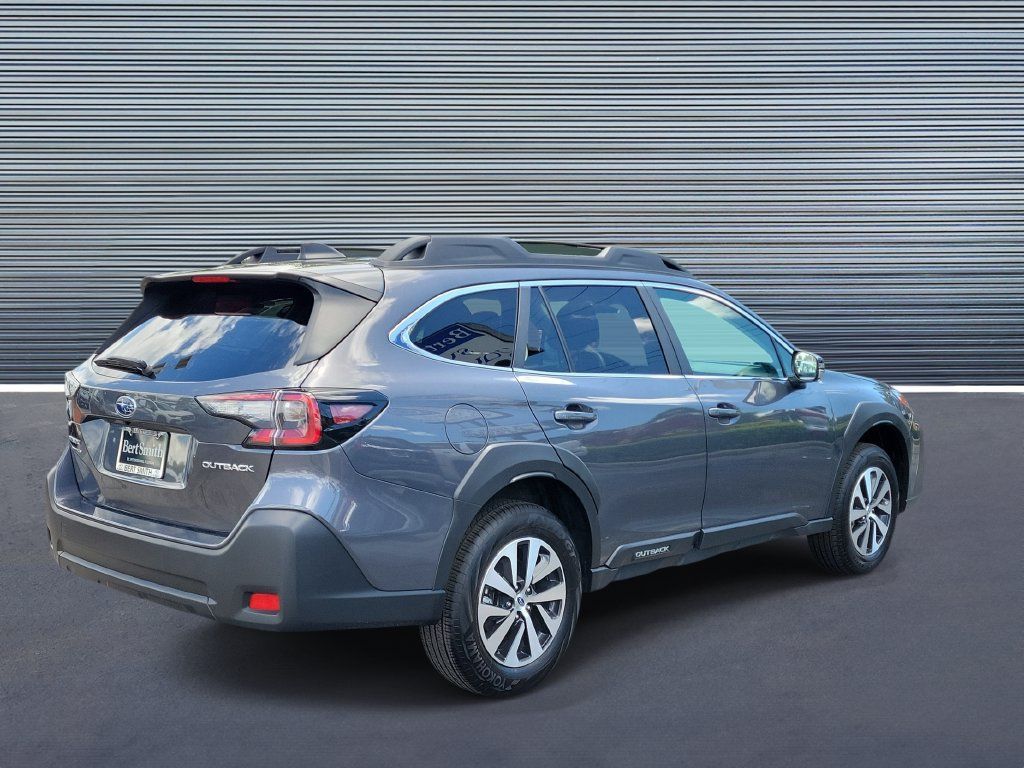 Used 2025 Subaru Outback Premium AWD/4WD image 3