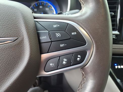 Used 2021 Chrysler Pacifica Touring-L image 19