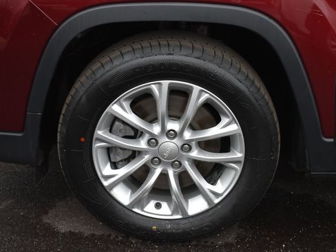 Used 2019 Jeep Cherokee Latitude w/ Cold Weather Group image 11