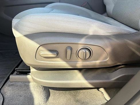 Used 2021 Chevrolet Traverse LT image 23