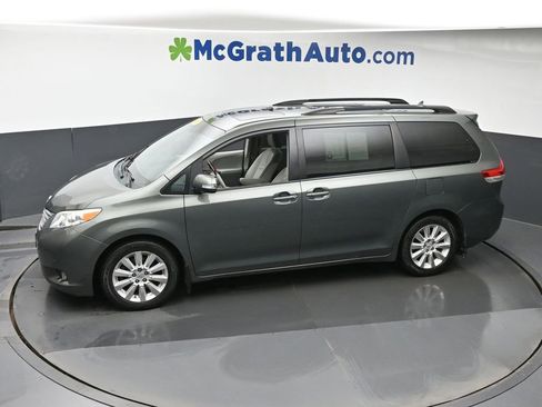 Used 2013 Toyota Sienna XLE image 25