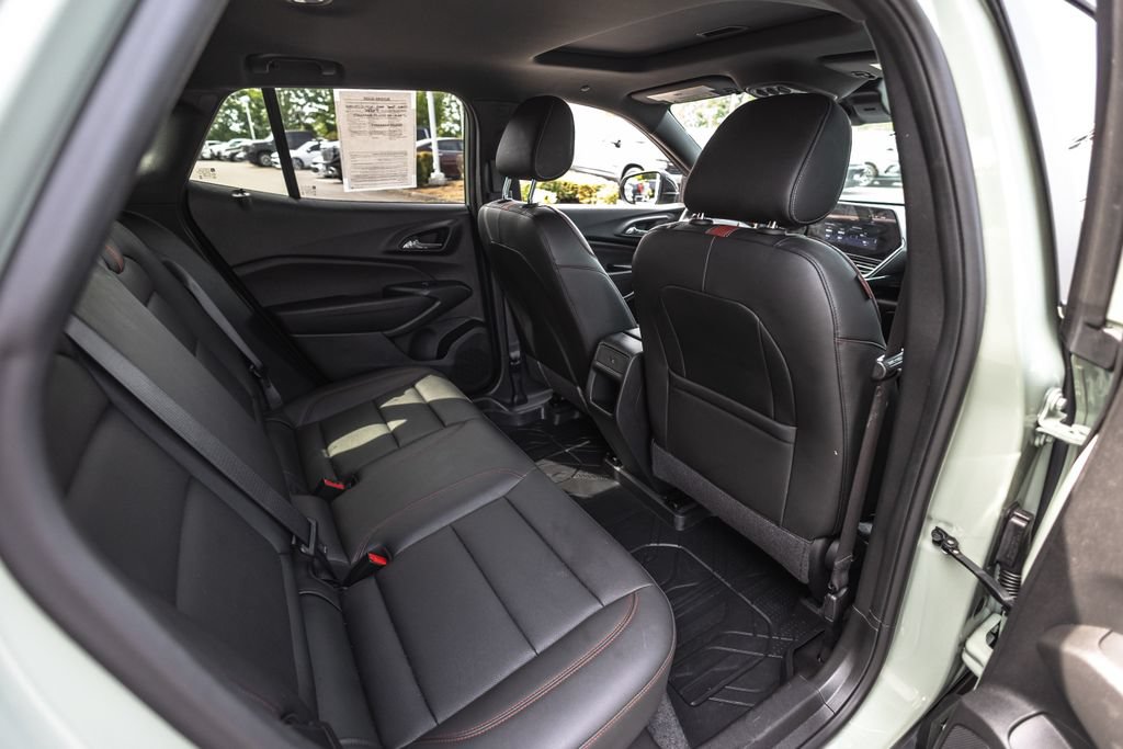 Used 2024 Chevrolet Trax RS w/ Sunroof Package FWD image 30