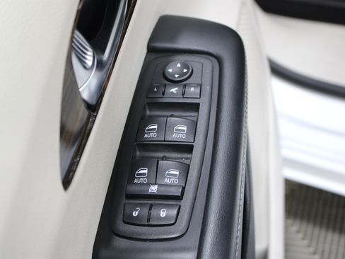 Used 2023 Chrysler Pacifica Limited FWD image 7
