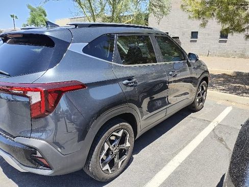 Certified 2025 Kia Seltos EX w/ EX Sunroof Package FWD image 12