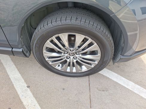 Used 2022 Toyota Venza XLE image 11