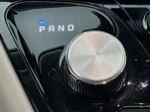 Used 2024 Chrysler Pacifica Touring-L FWD image 21