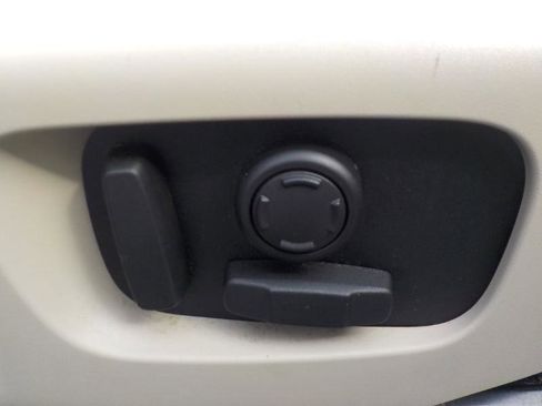 Used 2018 Land Rover Discovery SE image 39