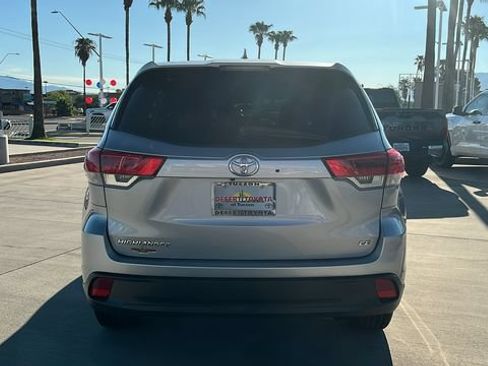 Used 2019 Toyota Highlander Plus w/ Carpet Mat Package (TMS) FWD image 23
