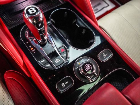Used 2021 Bentley Bentayga AWD/4WD image 18