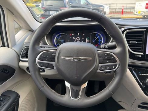 Used 2024 Chrysler Pacifica Select image 20