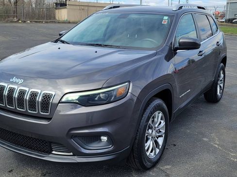Used 2019 Jeep Cherokee Latitude Plus w/ Cold Weather Group AWD/4WD image 3