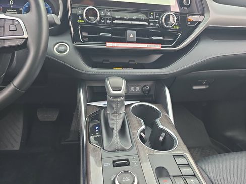New 2026 Toyota Highlander Platinum image 11