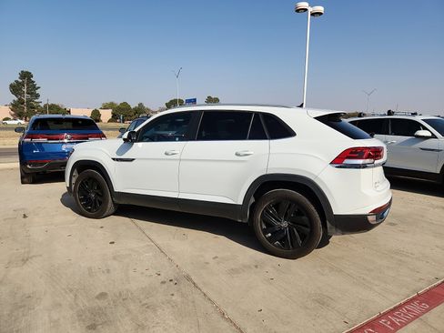 Used 2021 Volkswagen Atlas Cross Sport SE w/ 20" Black Wheels Package image 4