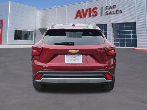 Used 2025 Chevrolet Trax LT w/ LT Convenience Package FWD image 5