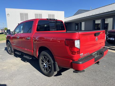 Used 2021 Nissan Titan SV w/ SV Convenience Package image 3