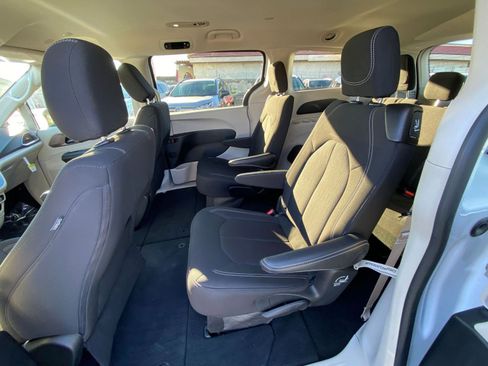 Used 2024 Chrysler Voyager LX image 27