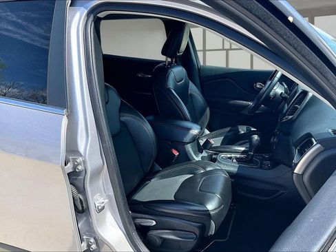 Used 2019 Jeep Cherokee Latitude Plus AWD/4WD image 8
