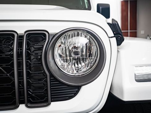 Used 2024 Jeep Wrangler Unlimited image 14