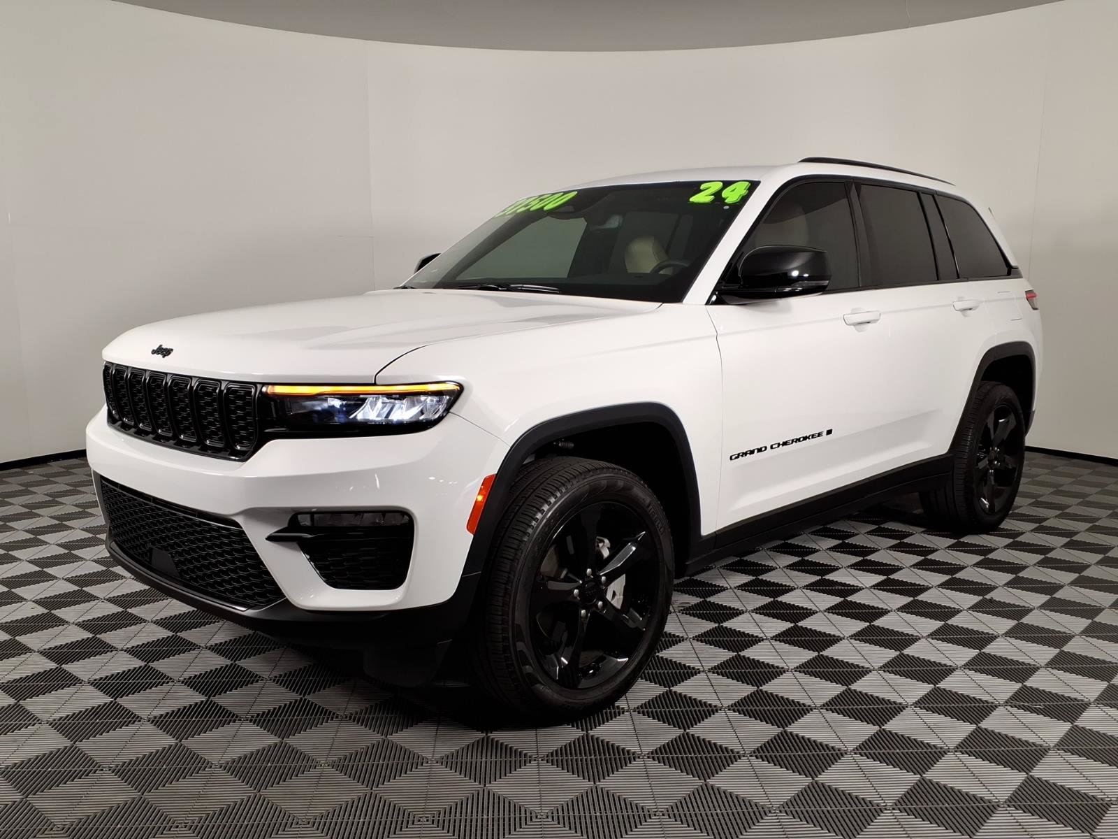 Used 2024 Jeep Grand Cherokee Limited w/ Black Appearance Package AWD/4WD image 1