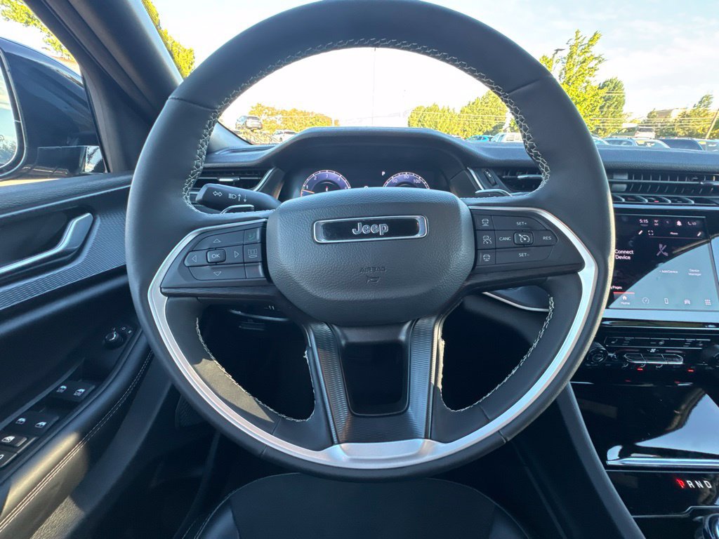 Used 2025 Jeep Grand Cherokee Altitude AWD/4WD image 22