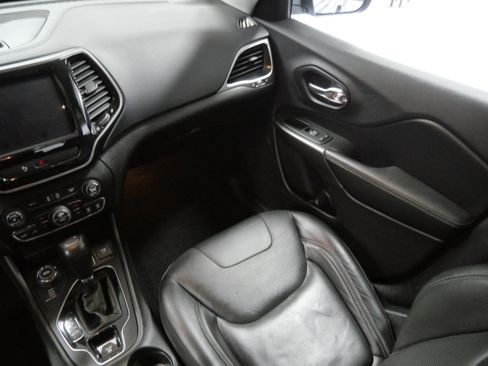 Used 2019 Jeep Cherokee Limited image 11