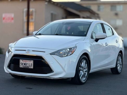 Used 2017 Toyota Yaris iA image 3