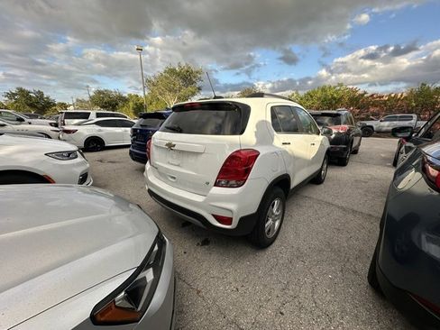Used 2020 Chevrolet Trax LT w/ LT Convenience Package image 4