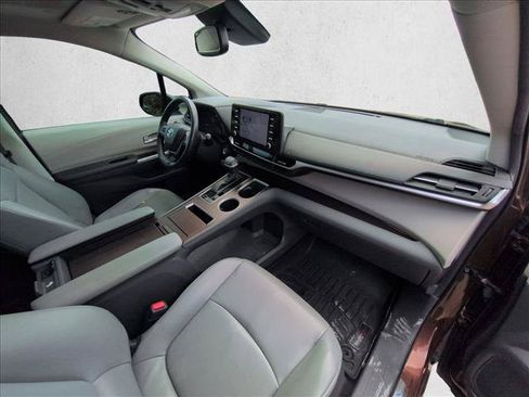 Used 2022 Toyota Sienna XLE FWD image 21