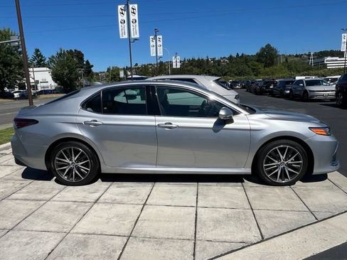 Used 2022 Toyota Camry XLE w/ Navigation Upgrade Package FWD image 6