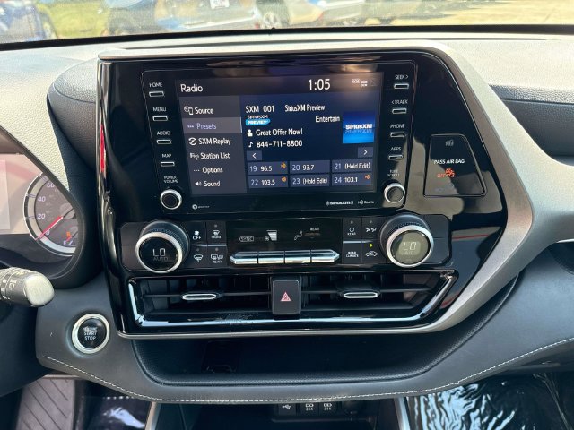 Used 2021 Toyota Highlander LE FWD image 28
