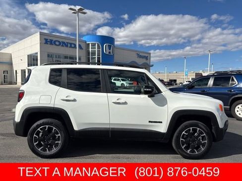 Used 2023 Jeep Renegade Latitude w/ Sun/Sound Group AWD/4WD image 2