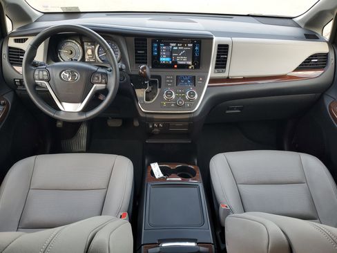 Certified 2017 Toyota Sienna XLE image 15
