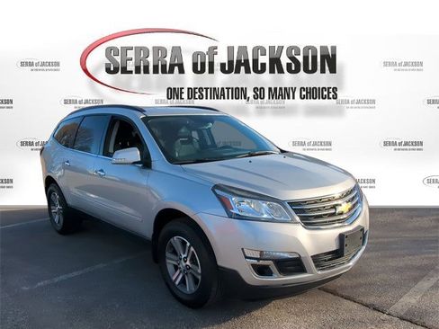 Used 2017 Chevrolet Traverse LT image 2