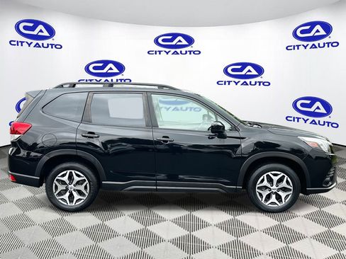 Used 2022 Subaru Forester Premium image 2