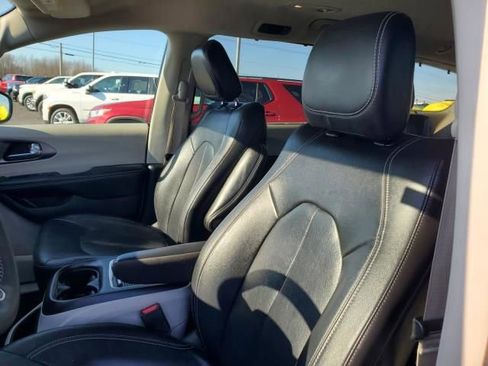 Used 2022 Chrysler Pacifica Touring-L image 18