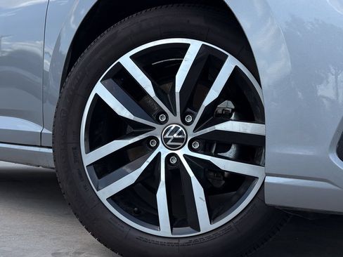Used 2025 Volkswagen Jetta SE FWD image 11