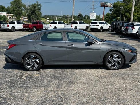 Used 2025 Hyundai Elantra SEL FWD image 2