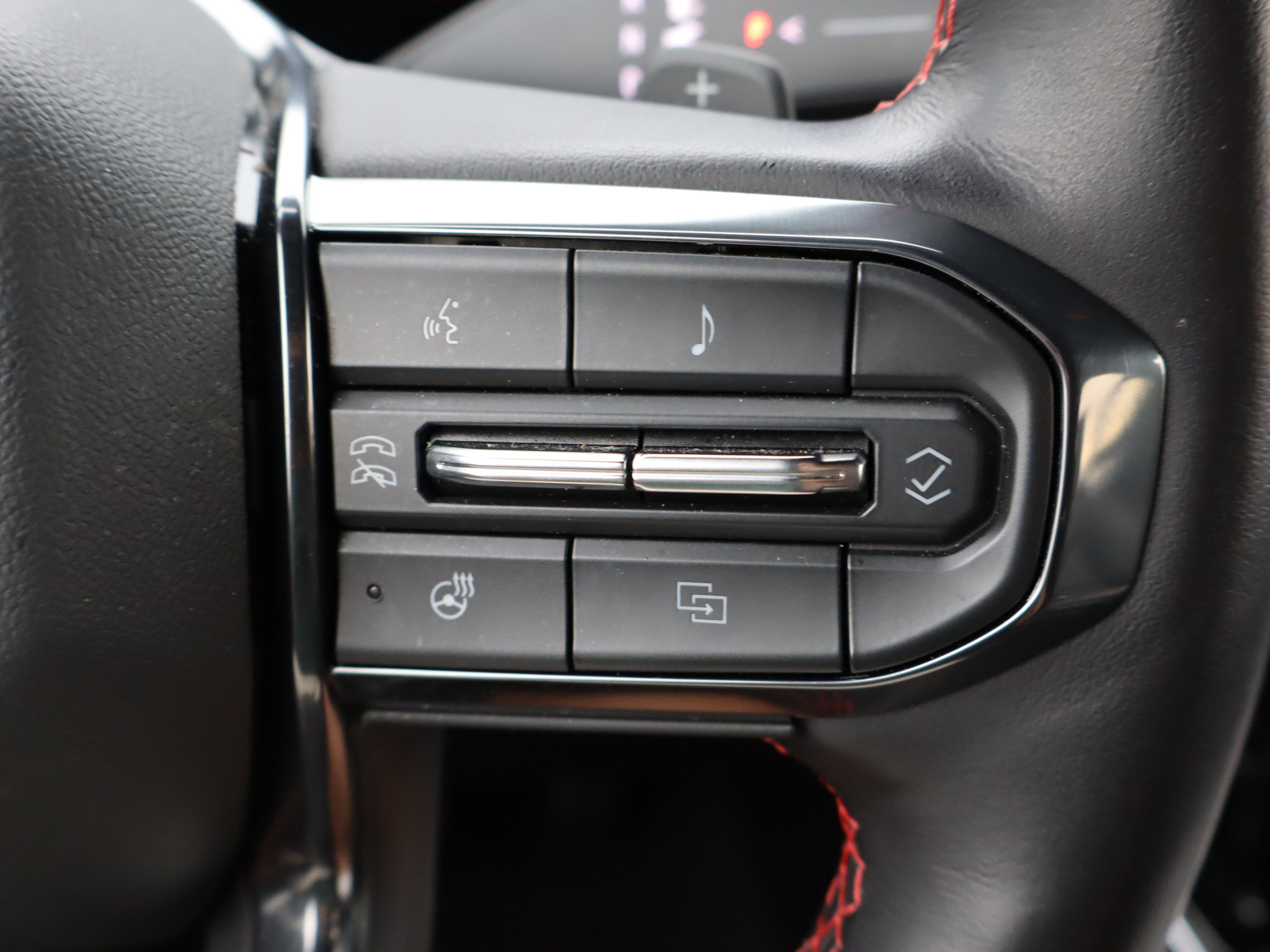 Used 2025 GMC Yukon AT4 Ultimate AWD/4WD image 26
